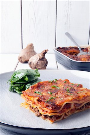 A portion of homemade lasagne with spinach Foto de stock - Sin royalties Premium, Código: 659-08906097