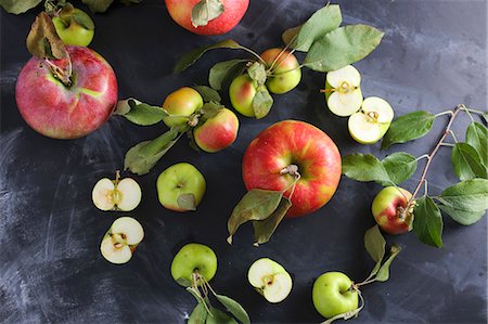Assorted apples with leaves on a slate platter Stock Photo - Premium Royalty-Free, Code: 659-08906101