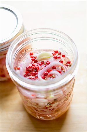 pickled onion - Shallots pickled in vinegar in a preserving jar Stock Photo - Premium Royalty-Free, Code: 659-08906116