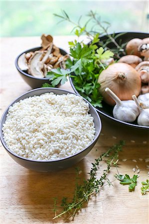 simsearch:659-03524079,k - Rice, herbs, onions, garlic and mushrooms Photographie de stock - Premium Libres de Droits, Code: 659-08906121