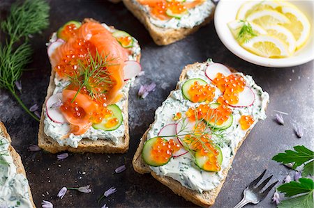 simsearch:659-08904652,k - Bread topped with cream cheese, salmon, cucumber, radish and caviar Photographie de stock - Premium Libres de Droits, Code: 659-08906123