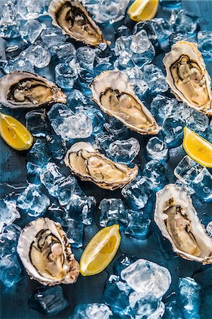 shell (food) - Fresh oysters with lemon wedges and ice cubes Stock Photo - Premium Royalty-Free, Code: 659-08906144