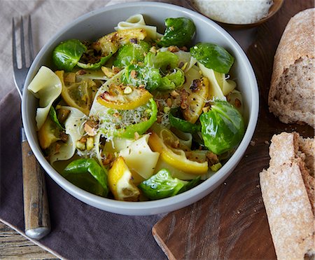 simsearch:659-07069238,k - Pappardelle pasta with pan-fried Brussels sprouts and lemon Photographie de stock - Premium Libres de Droits, Code: 659-08906147