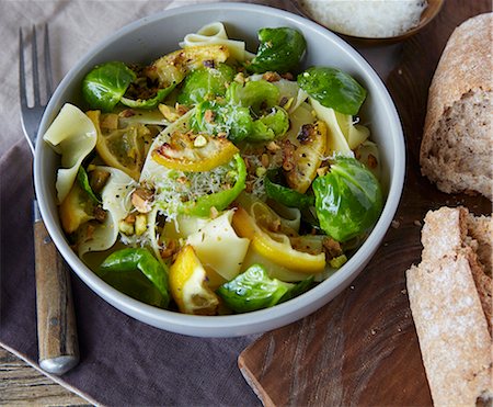 simsearch:659-06372949,k - Pappardelle pasta with pan-fried Brussels sprouts and lemon Foto de stock - Sin royalties Premium, Código: 659-08906147