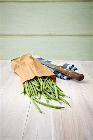 simsearch:659-06900794,k - Green beans in a paper bag Photographie de stock - Premium Libres de Droits, Code: 659-08906143