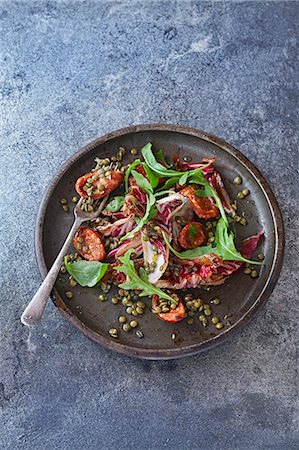 Lentil salad with chorizo and radicchio Photographie de stock - Premium Libres de Droits, Code: 659-08906156