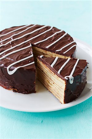 simsearch:659-08513199,k - Chocolate layer cake, sliced Photographie de stock - Premium Libres de Droits, Code: 659-08906167