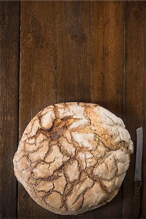 farmhouse bread - A large loaf of crusty bread Foto de stock - Sin royalties Premium, Código: 659-08906204