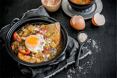 simsearch:659-06307848,k - Acquacotta (Tuscan vegetable soup with egg and bread) Fotografie stock - Premium Royalty-Free, Codice: 659-08906228