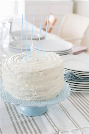 A birthday cake with vanilla cream Stock Photo - Premium Royalty-Free, Code: 659-08906230