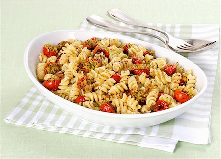 simsearch:659-06494201,k - Fusilli with gratinated cherry tomatoes Photographie de stock - Premium Libres de Droits, Code: 659-08906272