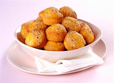 simsearch:659-08147206,k - Carrot muffins with sesame seeds Fotografie stock - Premium Royalty-Free, Codice: 659-08906280