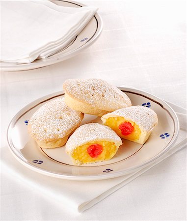 simsearch:659-06903861,k - Pasticciotti (Italian pastries with a cream filling) Photographie de stock - Premium Libres de Droits, Code: 659-08906290