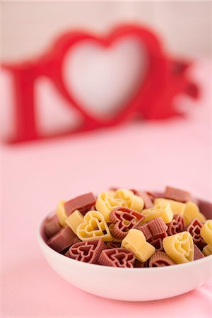 simsearch:659-03526616,k - A bowl full of heart-shaped pasta with the word 'LOVE' in the background Foto de stock - Sin royalties Premium, Código: 659-08906304