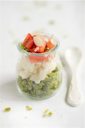 simsearch:659-06151785,k - A layered cake dessert in a glass jar with spinach cake, cream and strawberries Foto de stock - Sin royalties Premium, Código: 659-08906300