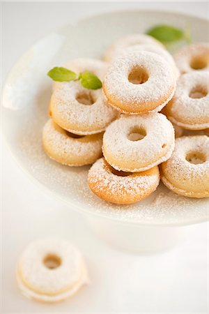 simsearch:400-04831131,k - Doughnuts dusted with icing sugar Stock Photo - Premium Royalty-Free, Code: 659-08906301