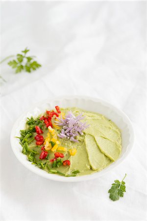 spread (large display of food) - Avocado dip with chilli and chives Photographie de stock - Premium Libres de Droits, Code: 659-08906314