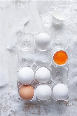 simsearch:659-06188596,k - Fresh eggs in a transparent egg-holder Stock Photo - Premium Royalty-Free, Code: 659-08906325