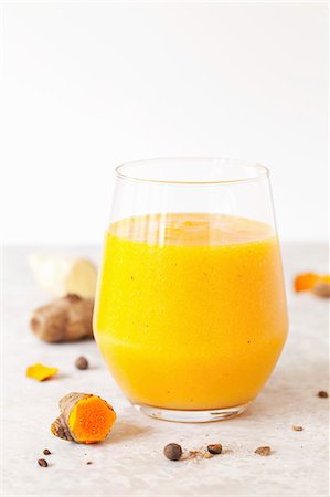 A glass of mango & pineapple smoothie with turmeric Photographie de stock - Premium Libres de Droits, Code: 659-08906336