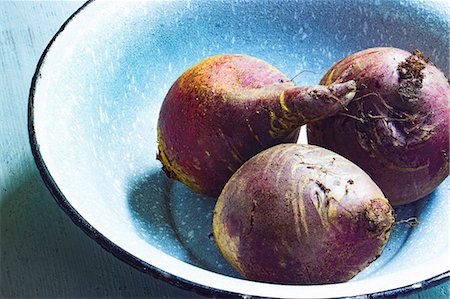 Three beetroot in an enamel bowl Foto de stock - Sin royalties Premium, Código: 659-08906354