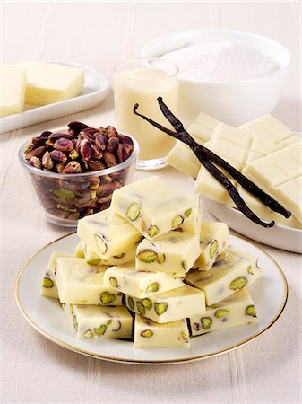 schokoladenstück - White chocolate chunks with pistachios Stockbilder - Premium RF Lizenzfrei, Bildnummer: 659-08906351
