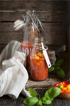 simsearch:659-09124237,k - Gazpacho with tomato and peppers in swing-top bottles Photographie de stock - Premium Libres de Droits, Code: 659-08906367