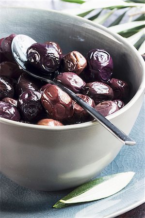 simsearch:659-08906358,k - Mixed olives in a bowl Stock Photo - Premium Royalty-Free, Code: 659-08906361