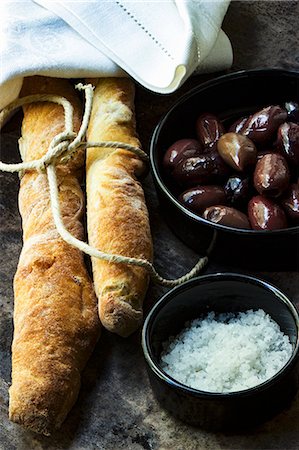 simsearch:659-03537037,k - An arrangement of olive bread, olive and sea salt Foto de stock - Royalty Free Premium, Número: 659-08906362