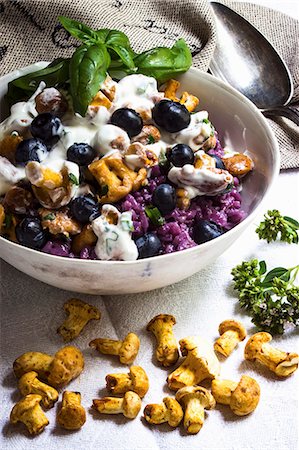 Blueberry risotto with chanterelle mushrooms Photographie de stock - Premium Libres de Droits, Code: 659-08906363