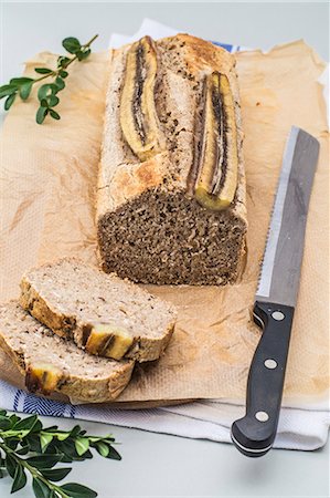 simsearch:659-08906748,k - Sliced gluten-free banana bread with chia seeds Stockbilder - Premium RF Lizenzfrei, Bildnummer: 659-08906375