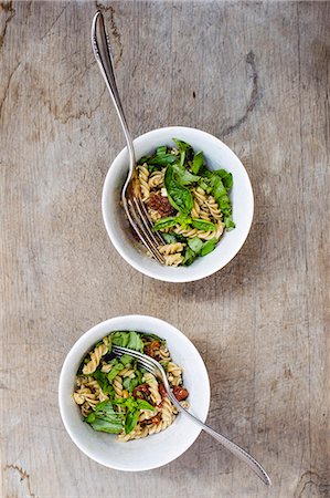 spiral noodle - Pasta salad with basil and dried tomatoes (seen from above) Photographie de stock - Premium Libres de Droits, Code: 659-08906384