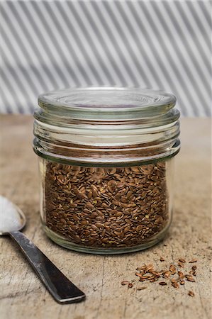 simsearch:659-08906381,k - Linseed in a glass jar Photographie de stock - Premium Libres de Droits, Code: 659-08906381