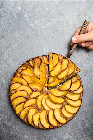 simsearch:659-08895456,k - Gluten-free nectarine cake (seen from above) Photographie de stock - Premium Libres de Droits, Code: 659-08906383