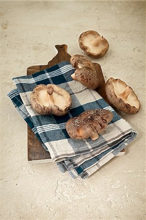 simsearch:659-01848022,k - Five shiitake mushrooms on a tea towel Fotografie stock - Premium Royalty-Free, Codice: 659-08906407