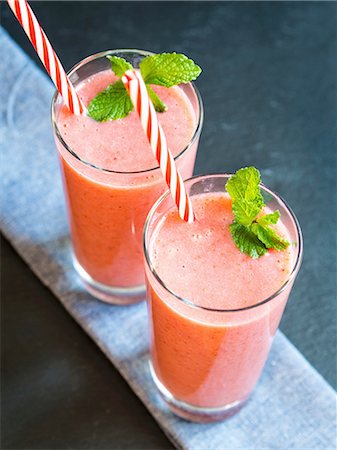 simsearch:659-08940091,k - Two glasses of red vegan smoothie Stock Photo - Premium Royalty-Free, Code: 659-08906416