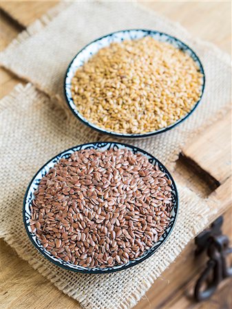 simsearch:659-07027143,k - Brown and golden linseed in small bowls Photographie de stock - Premium Libres de Droits, Code: 659-08906418