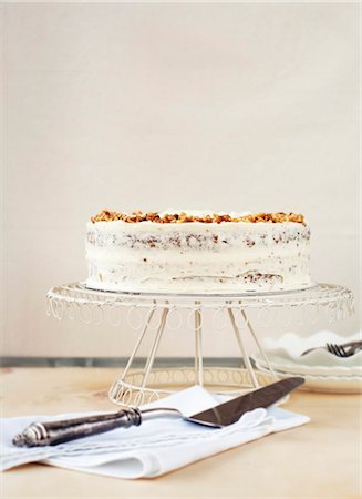 Carrot cake decorated with cream cheese Photographie de stock - Premium Libres de Droits, Code: 659-08906424