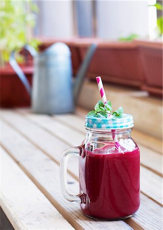 simsearch:659-08903917,k - A power smoothie with beetroot and fruit Photographie de stock - Premium Libres de Droits, Code: 659-08906425