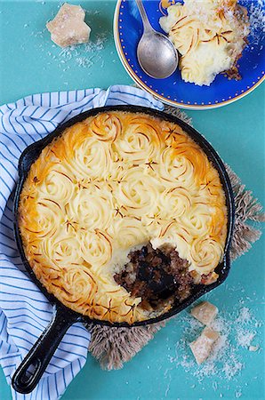 simsearch:659-09125774,k - Cottage pie with minced beef and potato purée rosettes Foto de stock - Sin royalties Premium, Código: 659-08906423