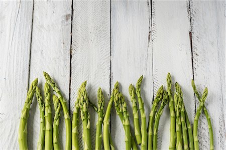 Green asparagus on white wood Stock Photo - Premium Royalty-Free, Code: 659-08906449