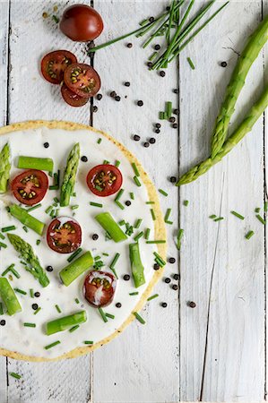 simsearch:659-06186194,k - A tortilla pizza with cream cheese, asparagus, chives and tomatoes Photographie de stock - Premium Libres de Droits, Code: 659-08906458