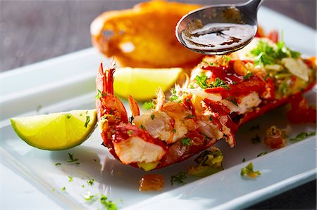 simsearch:659-06153927,k - Sauce being drizzled onto half a lobster Foto de stock - Sin royalties Premium, Código: 659-08906475