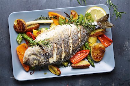 roasting dish - Gilt-head bream with rosemary on a bed of oven-roasted vegetables Stock Photo - Premium Royalty-Free, Code: 659-08906470