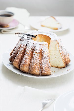 A freshly baked Bundt cake with icing sugar and vanilla pods Stockbilder - Premium RF Lizenzfrei, Bildnummer: 659-08906486