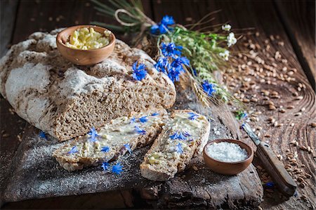 rye (grain) - Homemade wholemeal bread with butter and salt on an old wooden board Photographie de stock - Premium Libres de Droits, Code: 659-08906499