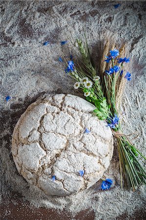 simsearch:659-07597603,k - Unbaked bread with flour and ears of corn Stock Photo - Premium Royalty-Free, Code: 659-08906490