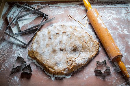 Doug for a gingerbread house with cutters and a rolling pin Foto de stock - Sin royalties Premium, Código: 659-08906502