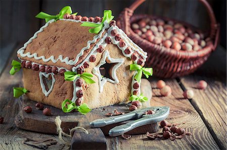 simsearch:659-08513232,k - A traditional gingerbread house as a Christmas present Stock Photo - Premium Royalty-Free, Code: 659-08906513