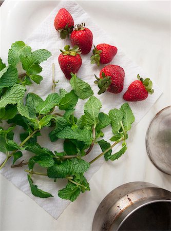 simsearch:659-08906784,k - Freshly washed strawberries and mint sprigs on kitchen roll Photographie de stock - Premium Libres de Droits, Code: 659-08906595