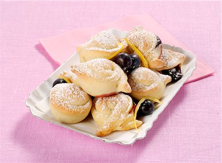 Sweet bread dough tortelli with jam and blueberries (Italy) Stock Photo - Premium Royalty-Free, Code: 659-08906607